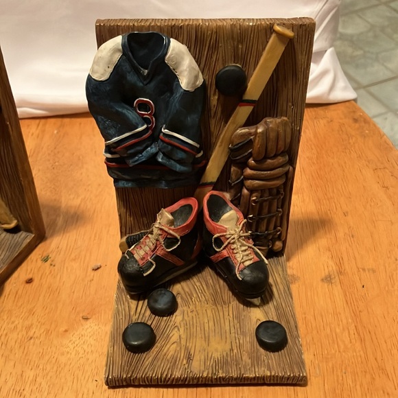 Like new. Resin - ceramic set of 2 bookends Hockey design with many details - Picture 5 of 11